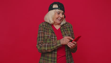 mujer feliz y emocionada usa el teléfono móvil y dice wow, sí, descubrí una gran noticia sobre una gran victoria haciendo un gesto de ganador