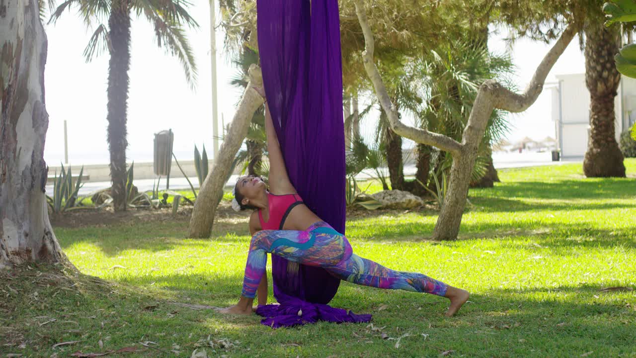 스트레칭 운동을 하는 유연한 젊은 여성