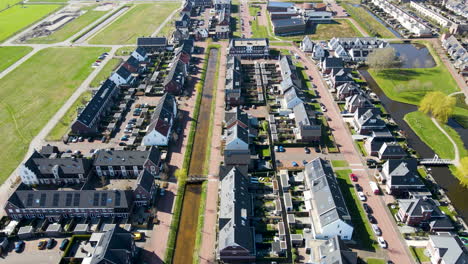 Antena-De-Un-Hermoso-Barrio-Suburbano-Con-Paneles-Solares-En-La-Azotea