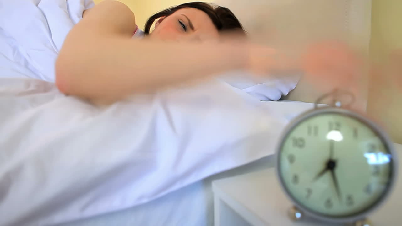 알람 시계를 꺼내는 여자