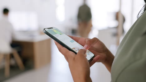 manos, teléfono y mujer de negocios en la oficina