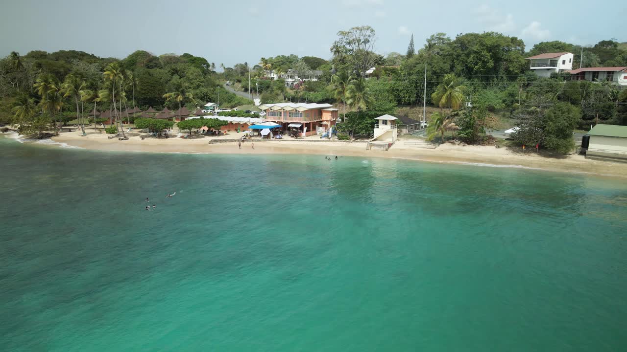 vista aérea de una increíble playa y bar de playa en mt irvine bay, tobago