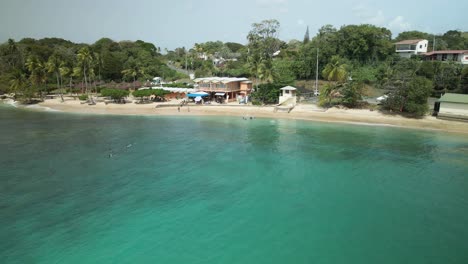 Vista-Aérea-De-Una-Increíble-Playa-Y-Bar-De-Playa-En-Mt-Irvine-Bay,-Tobago