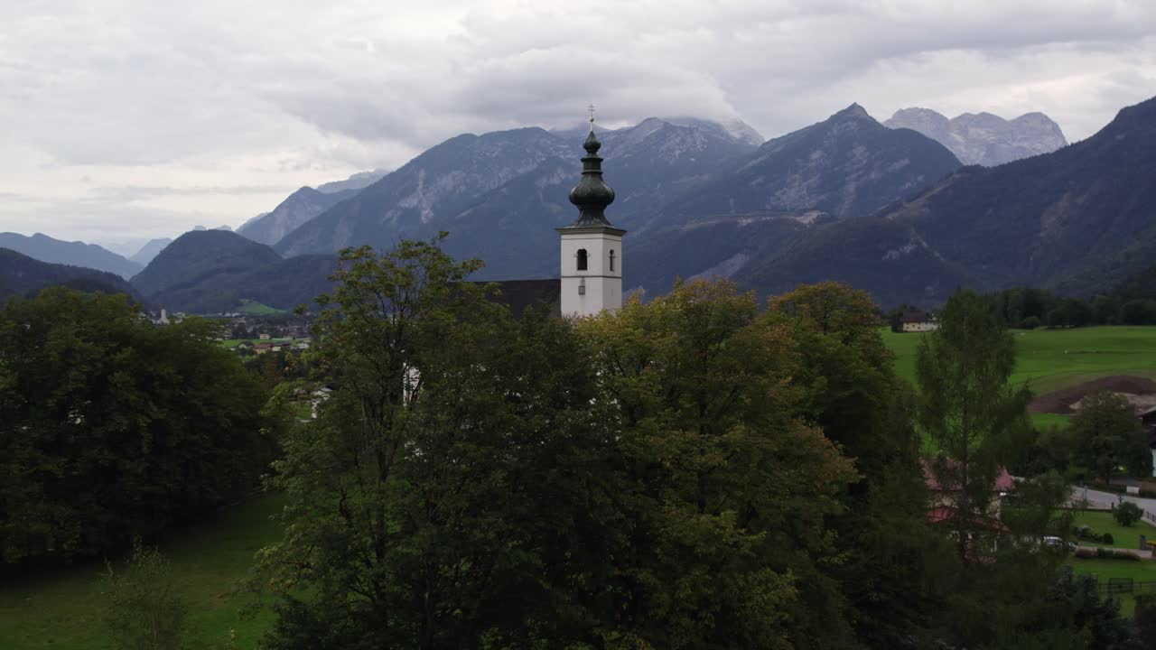 Scena autunnale con chiesa a Golling an der Salzach