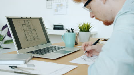 arquitecto trabajando en planos de casas