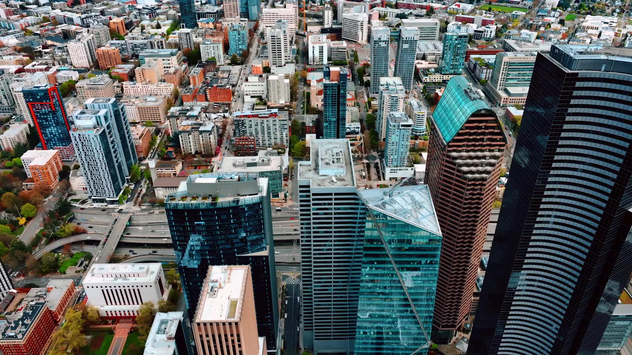 Paisagem urbana da moderna Seattle, Washington, EUA. Drone voando sobre o centro da metrópole à noite.