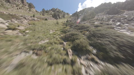 épico fpv drone acelerando subir alta montaña empinada en el sur de francia, puymorens