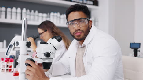 ciencia, el hombre y la cara del científico con el microscopio