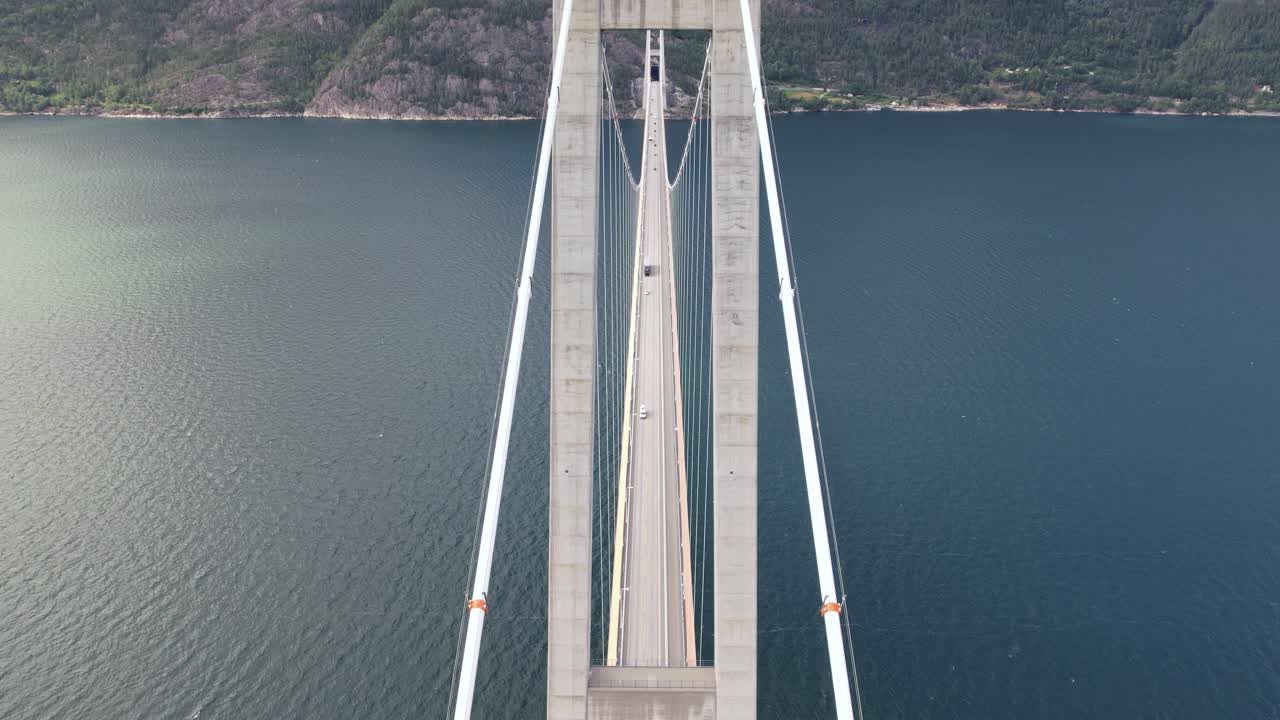고속도로 공중 촬영에서 운전하는 자동차와 함께 노르웨이의 hardanger 다리