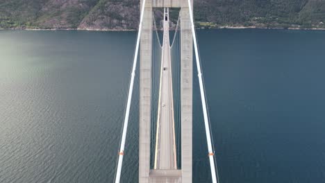 고속도로 공중 촬영에서 운전하는 자동차와 함께 노르웨이의 hardanger 다리