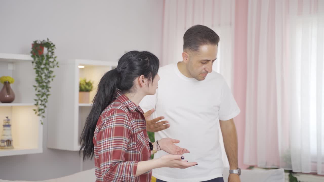 집에 돌아왔을 때 나쁜  ⁇ 새를 맡은 부부.