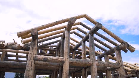 cabaña de madera en construcción