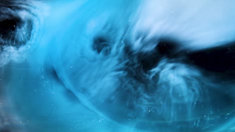 la reacción líquida de la tinta y la pintura de color azul en el fondo de la nebulosa nasa hubble en 4k