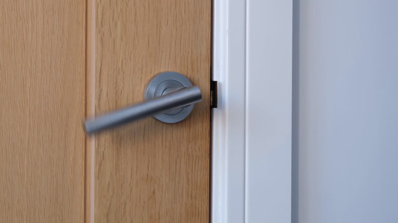 빠르게 위아래로 움직이는 현대적인 미니멀리스트 디자인 인테리어 도어 핸들