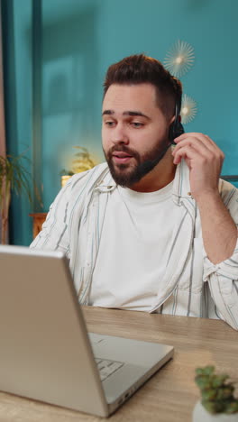 hombre de negocios con auriculares trabajador independiente centro de llamadas o operador de servicio de apoyo línea de ayuda