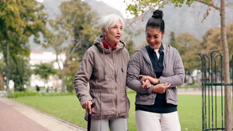 Mujer-Mayor,-Bastón-Y-Parque-Con-Enfermera-Hablando