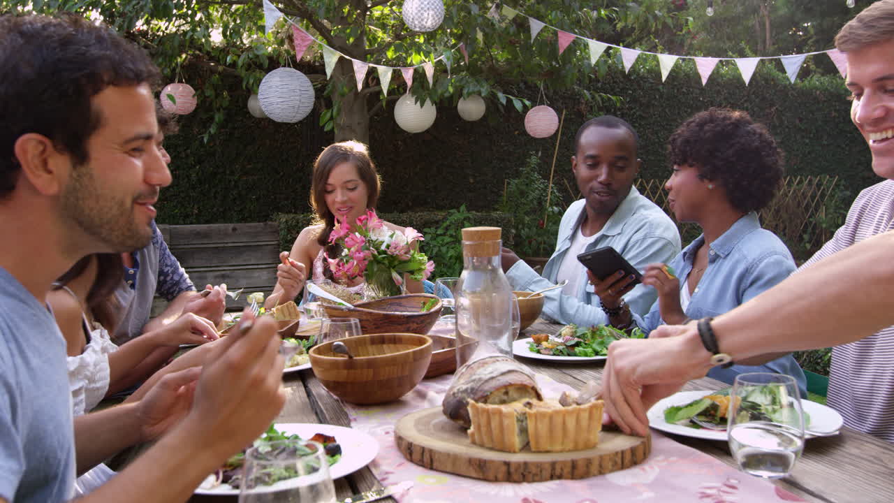 el invitado toma una foto de la comida en el teléfono en una fiesta filmada en r3d