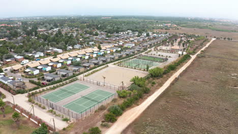 Canchas-De-Tenis-Aéreas-Al-Aire-Libre-Frente-A-Casas-De-Vacaciones-Antena-De-Francia