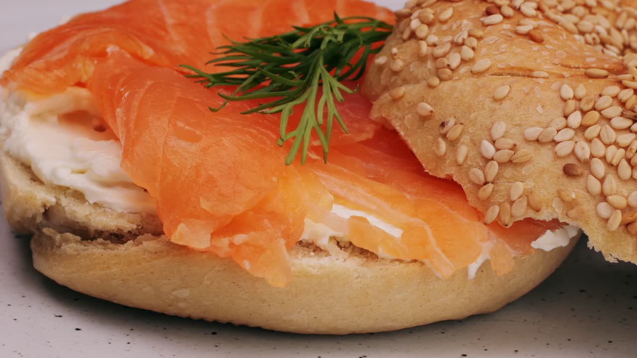 Brunsj med bagelsandwich, lunsjtallerken med bagel, røkt laks, kremost og skinke, nærbilde av morgenkafémeny