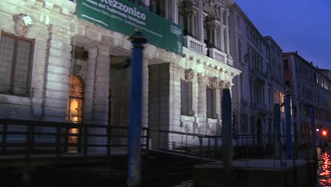hermosa toma nocturna a lo largo de los canales de venecia italia 1