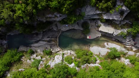 Vogelperspektive-Auf-Papingo-Felsenbecken,-Ovires-Von-Rogovo-In-Griechenland,-Bach-Mit-Natürlichen-Teichen