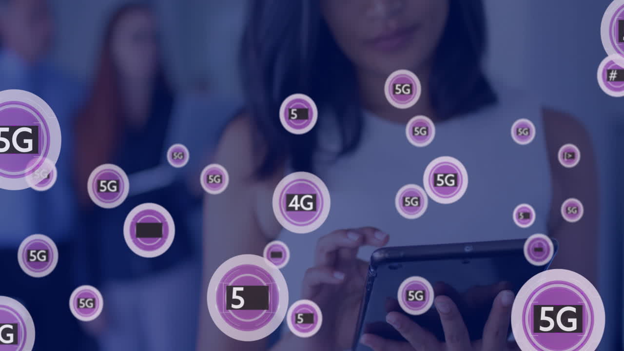 animación de círculos con texto 5g sobre mujer biracial usando tableta