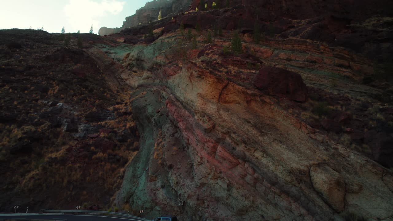 Ripresa con drone della formazione rocciosa arcobaleno Los Azulejos, Isole Canarie.