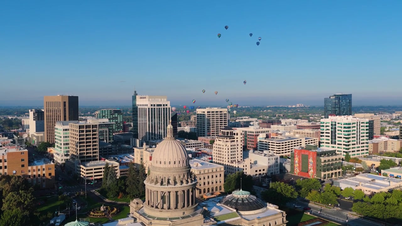 Mongolfiere che volano sopra il Campidoglio dello Stato dell'Idaho a Boise. Drone.