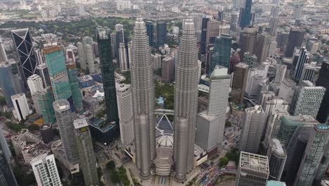 fotografía aérea de las torres petronas en kuala lumpur, malasia