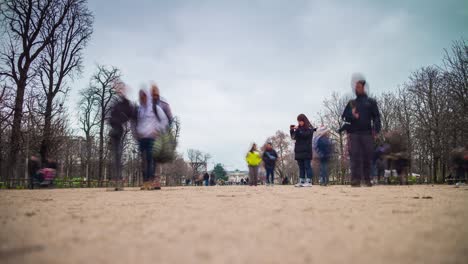 francia parís día nublado famoso jardín de las tuileries caminando por la carretera panorama 4k lapso de tiempo