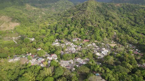 Minca,-Colombia,-Enclavada-En-Exuberantes-Montañas-Verdes,-Vista-Aérea