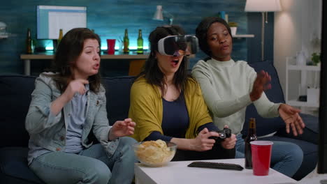 mujer africana experimentando la realidad virtual jugando videojuegos con auriculares vr