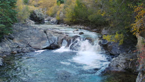 Mármol-Cristal-Molino-Colorado-Escénico-Aéreo-Zumbido-Cinematográfico-Otoño-Sur-De-Colorados-Tarde-Atardecer-Nublado-Sombreado-Río-Cascada-Soltar-Paisaje-Pan-Revelar-Movimiento-Hacia-Atrás