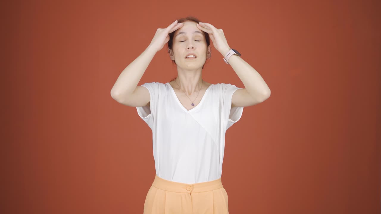 편두통을  ⁇ 고 있는 여성이 통증을 경험하고 있습니다.