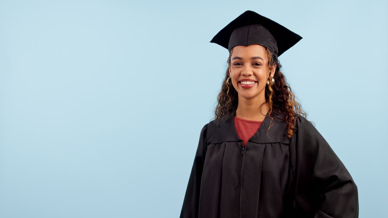 mujer feliz, graduado y estudiante señalando