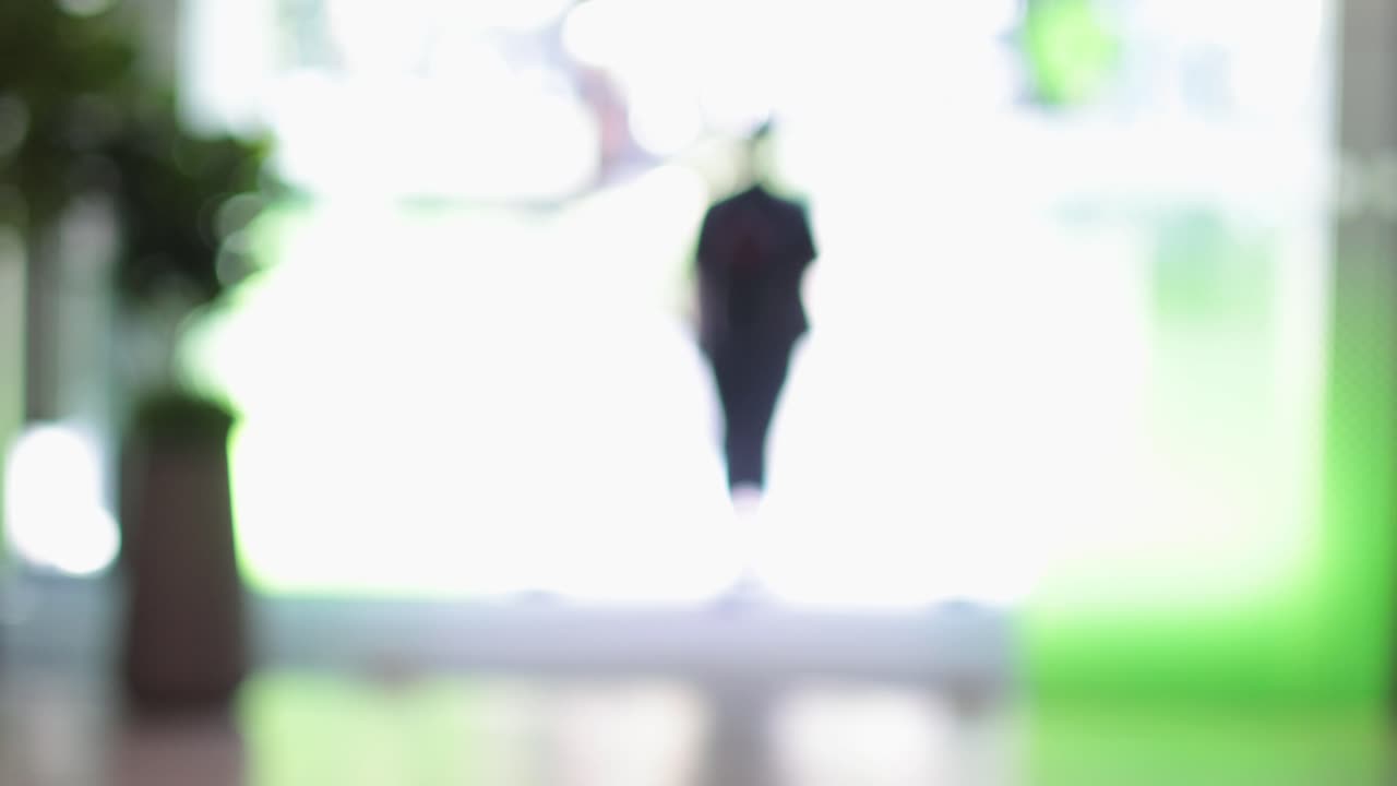 건물 입구에서 나가는 개인