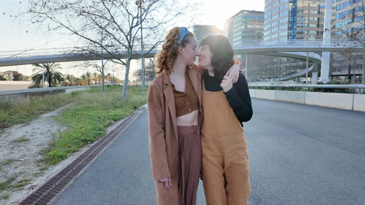 도시에서 고 있는 두 친구