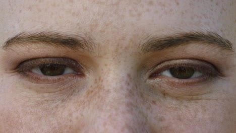 ojos macro cerrados de una hermosa mujer caucásica que parece feliz