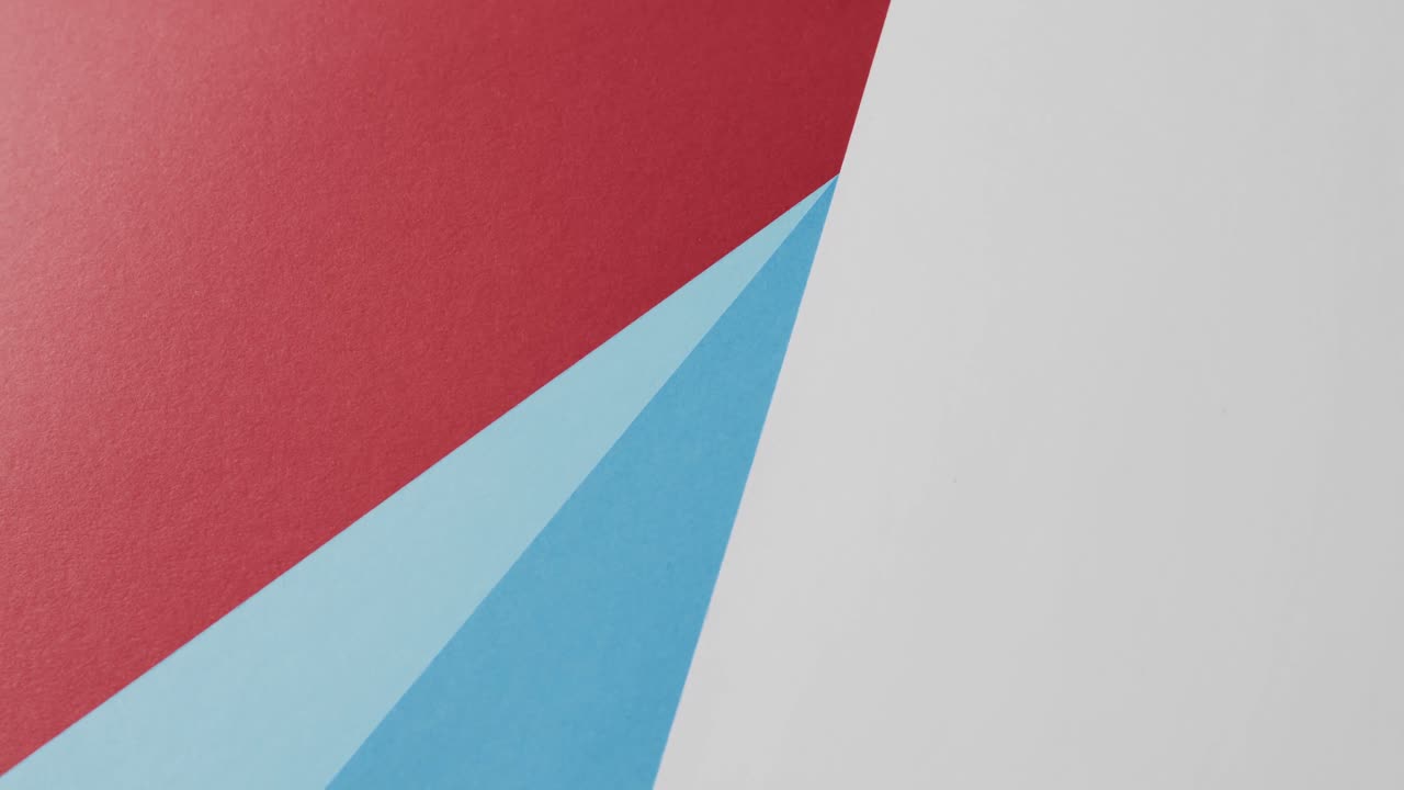 acercamiento de tarjetas en blanco y azules sobre fondo rojo con espacio de copia en cámara lenta