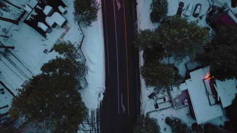 toma de drones de un camino nevado en la noche cerca del lago tahoe
