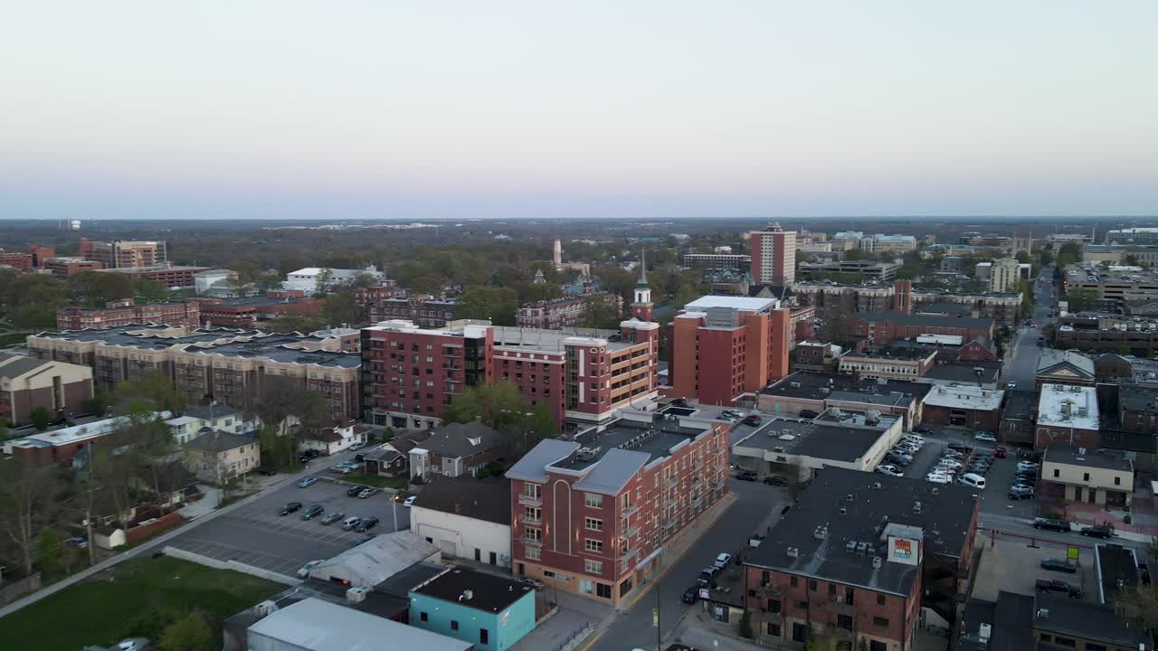 centro de la ciudad americana del medio oeste de columbia, missouri - vuelo aéreo de drones