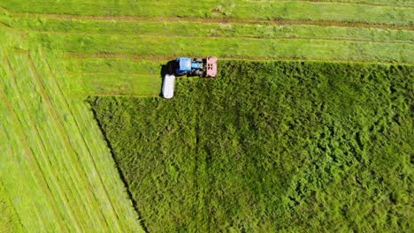 Tractor-Con-Segadora-Doble-Filmado-Durante-La-Cosecha-De-Heno.