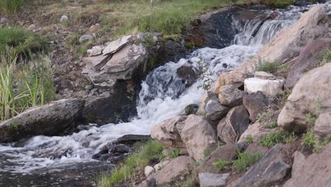 Pequeña-Cascada-En-Un-Arroyo-De-Montaña-Por-Senderos-Para-Caminatas