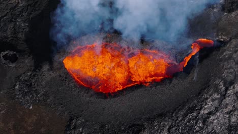 krater wulkanu litli hrutur z wybuchem stopionej magmy widziany z góry