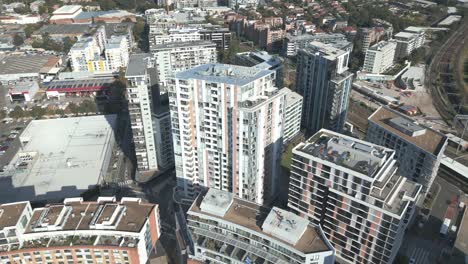 Vista-Aérea-De-Complejos-De-Apartamentos-De-Gran-Altura-Desde-Arriba-En-El-Suburbio-Sur-De-Sydney,-Wolli-Creek