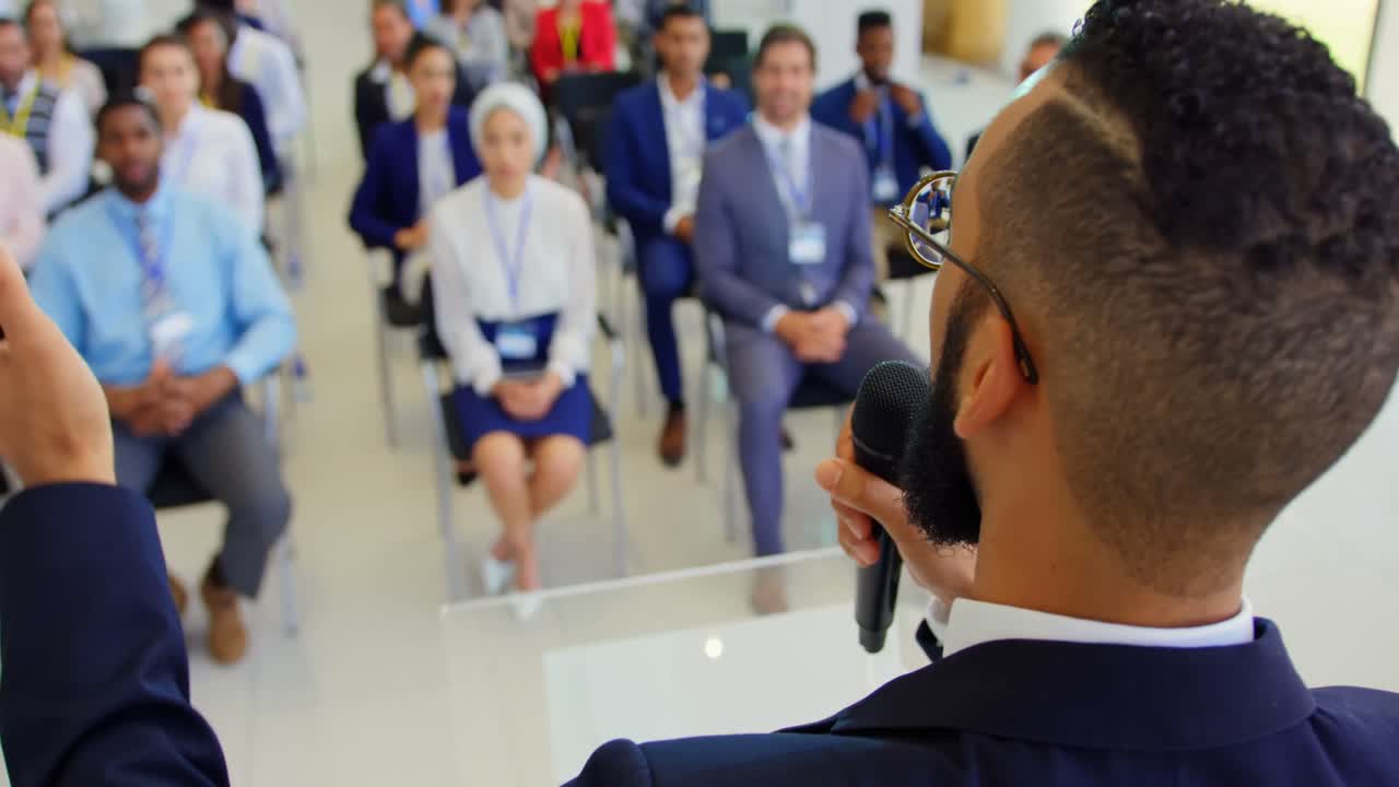 orador asiático hablando en un seminario de negocios 4k