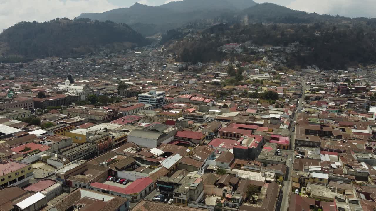la ciudad se inclina hacia las calles de quetzaltenango en las montañas de guatemala
