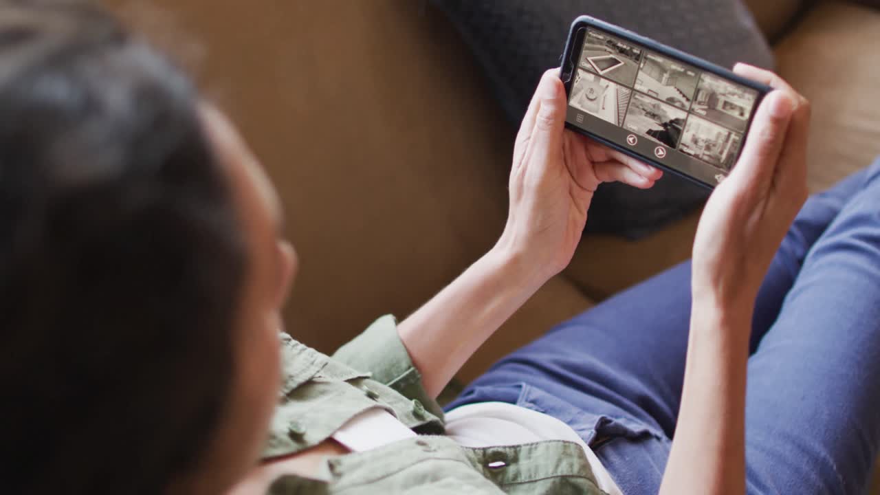madre e hija de raza mixta usando una tableta en una tienda de campaña