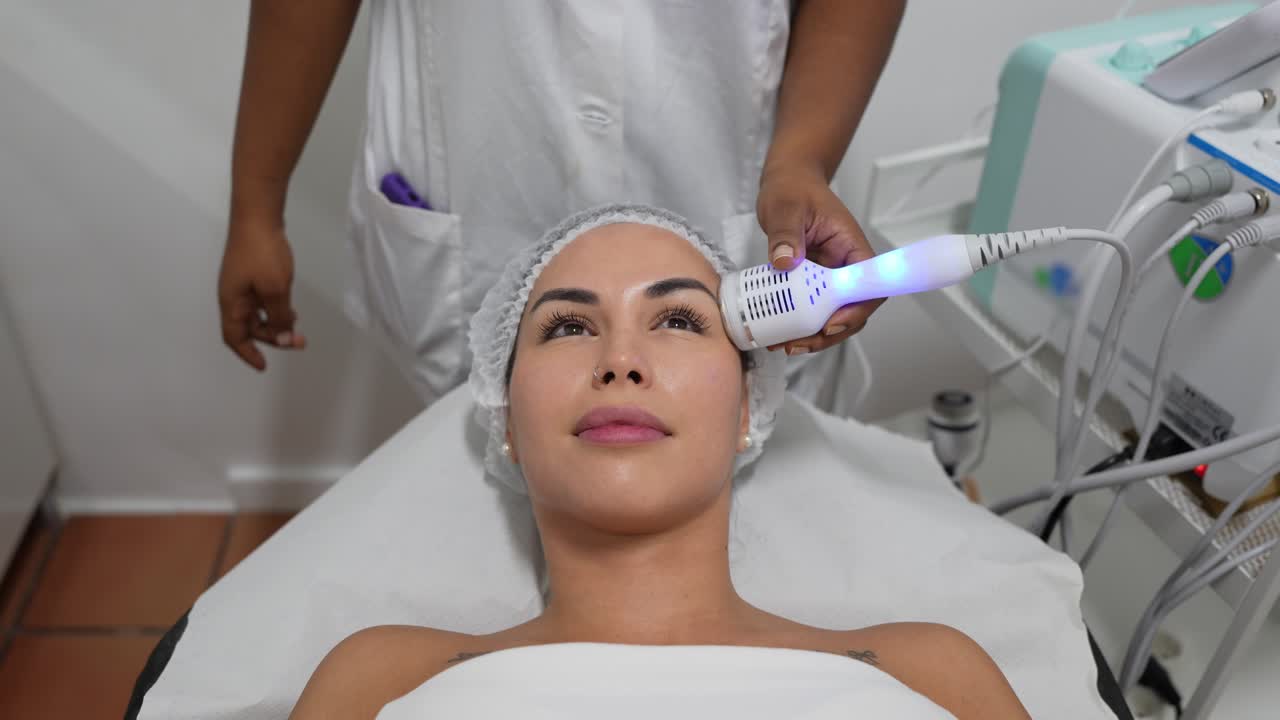 Una donna che riceve un trattamento per il viso