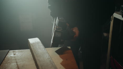 un carpintero torpe tratando de arreglar su planador desalineado golpeándolo en la mesa de su taller